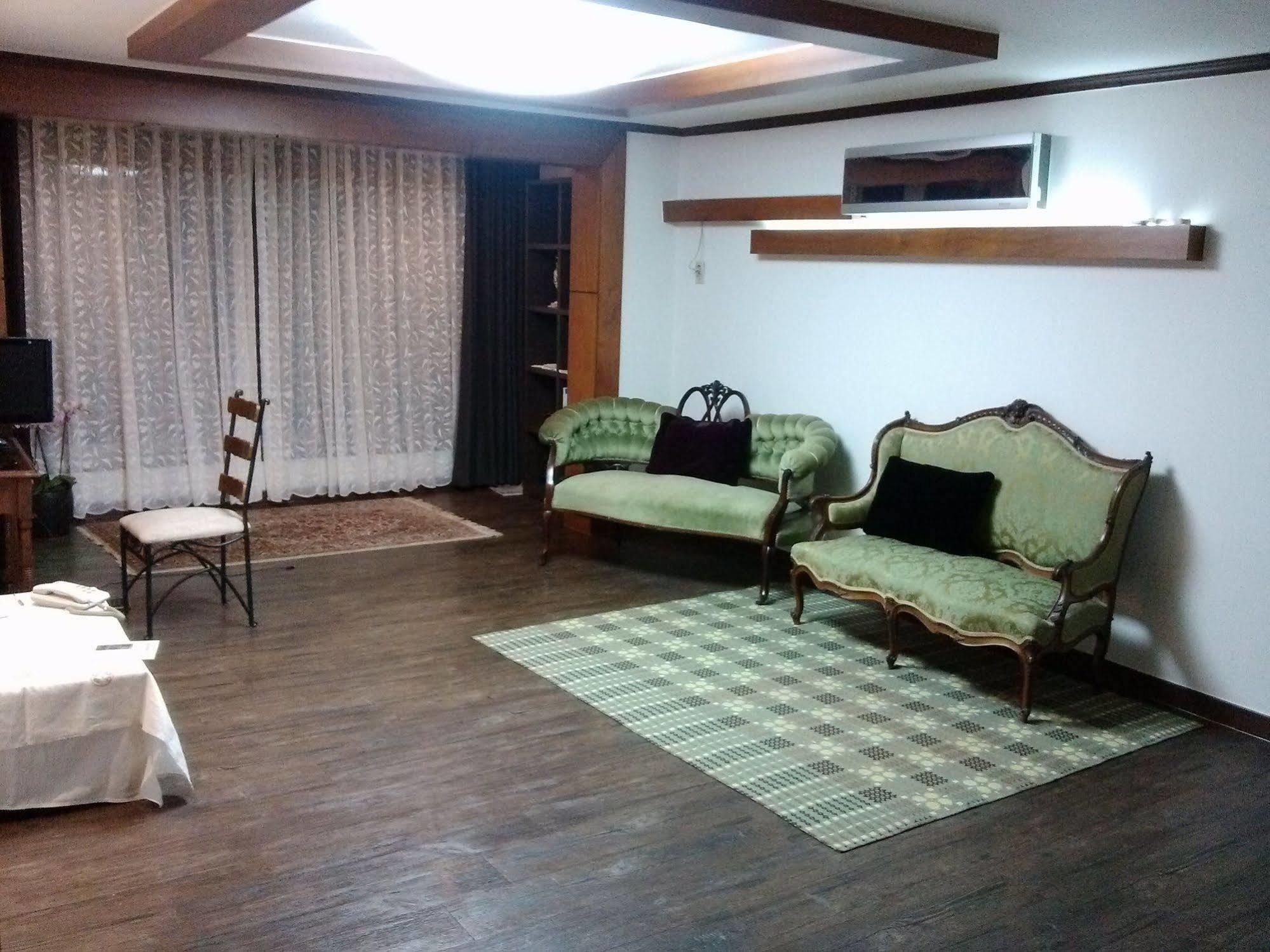 K Star Road Guesthouse - Hostel Сеул Екстер'єр фото