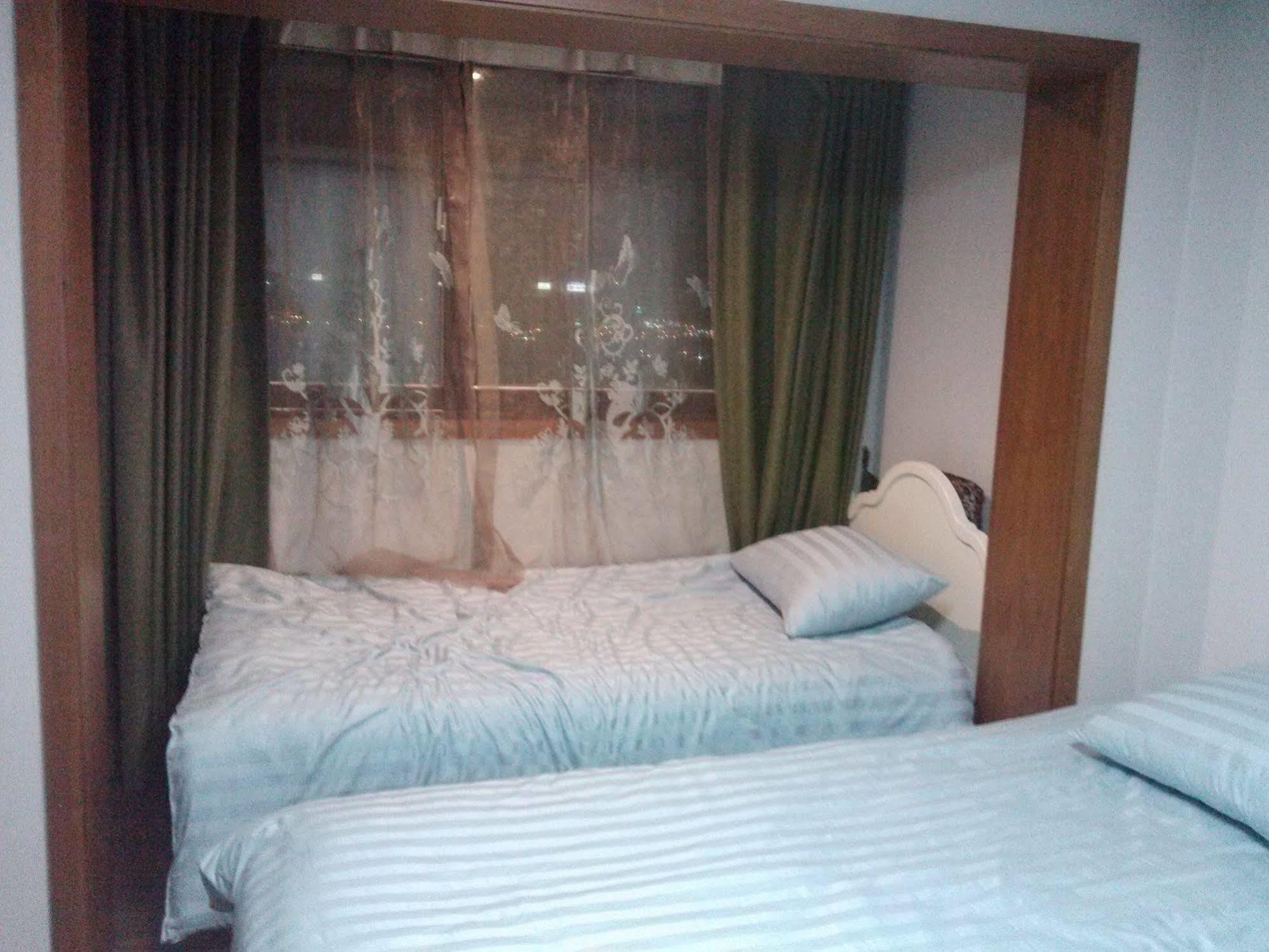 K Star Road Guesthouse - Hostel Сеул Екстер'єр фото
