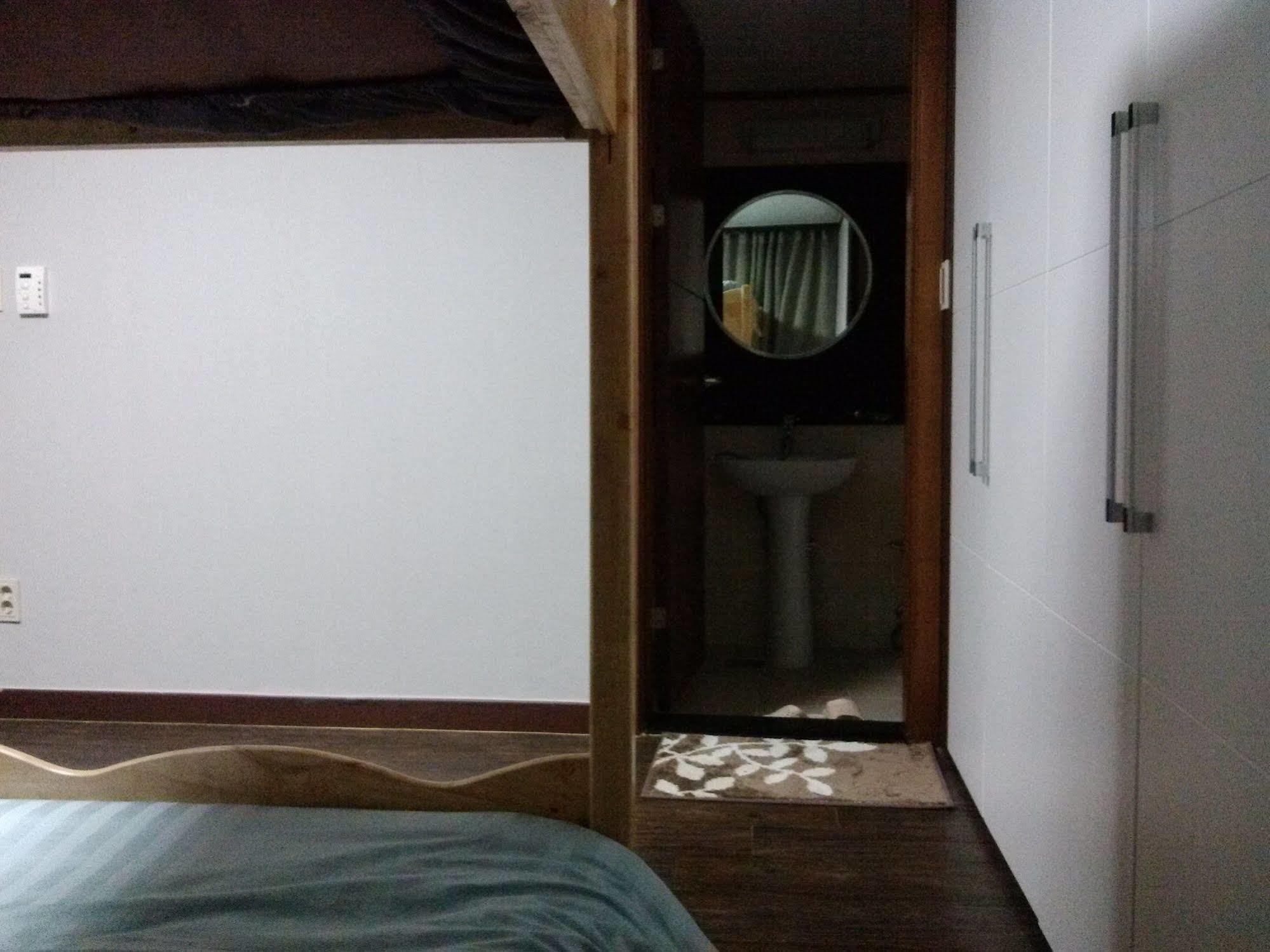 K Star Road Guesthouse - Hostel Сеул Екстер'єр фото