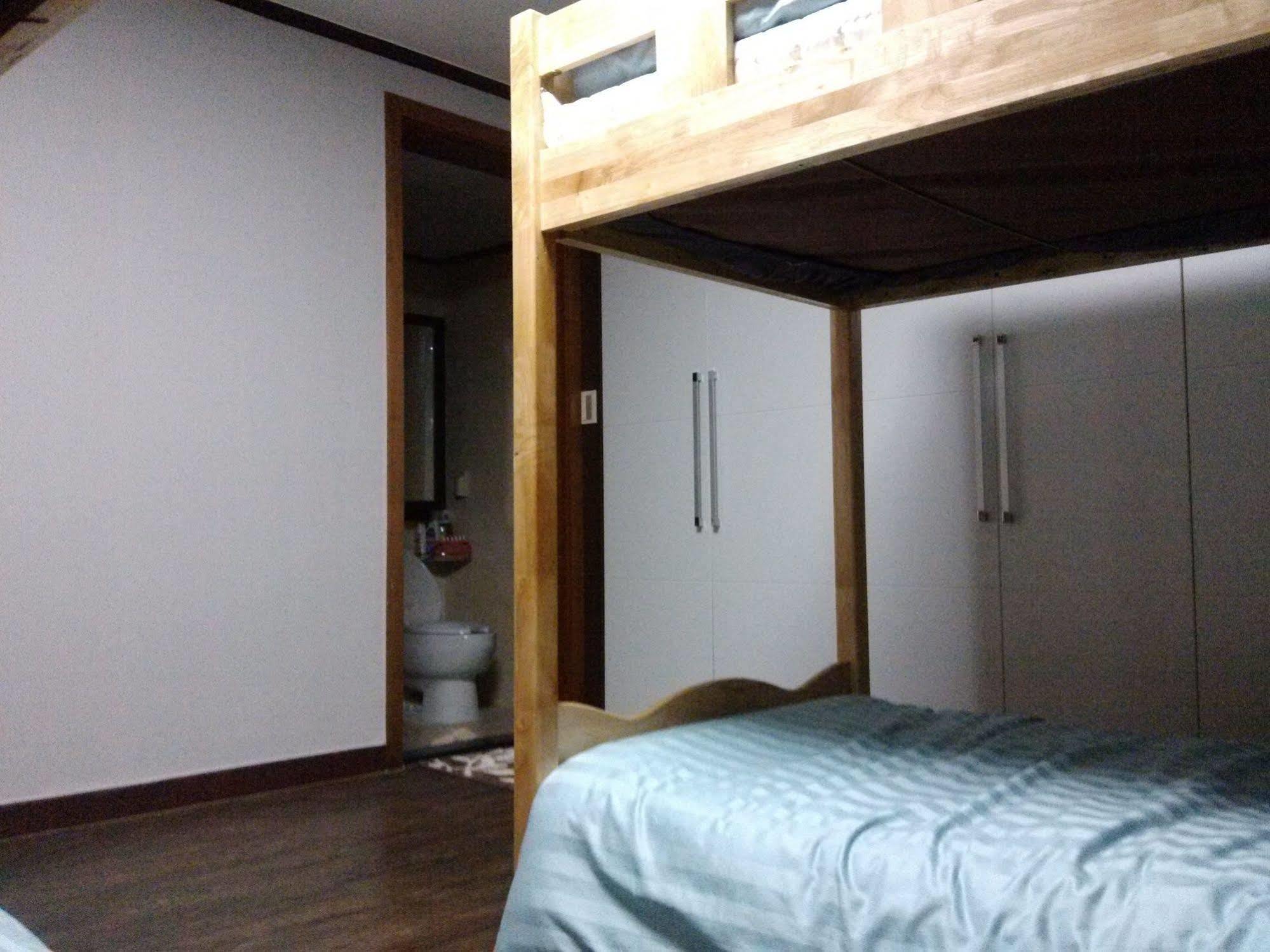 K Star Road Guesthouse - Hostel Сеул Екстер'єр фото