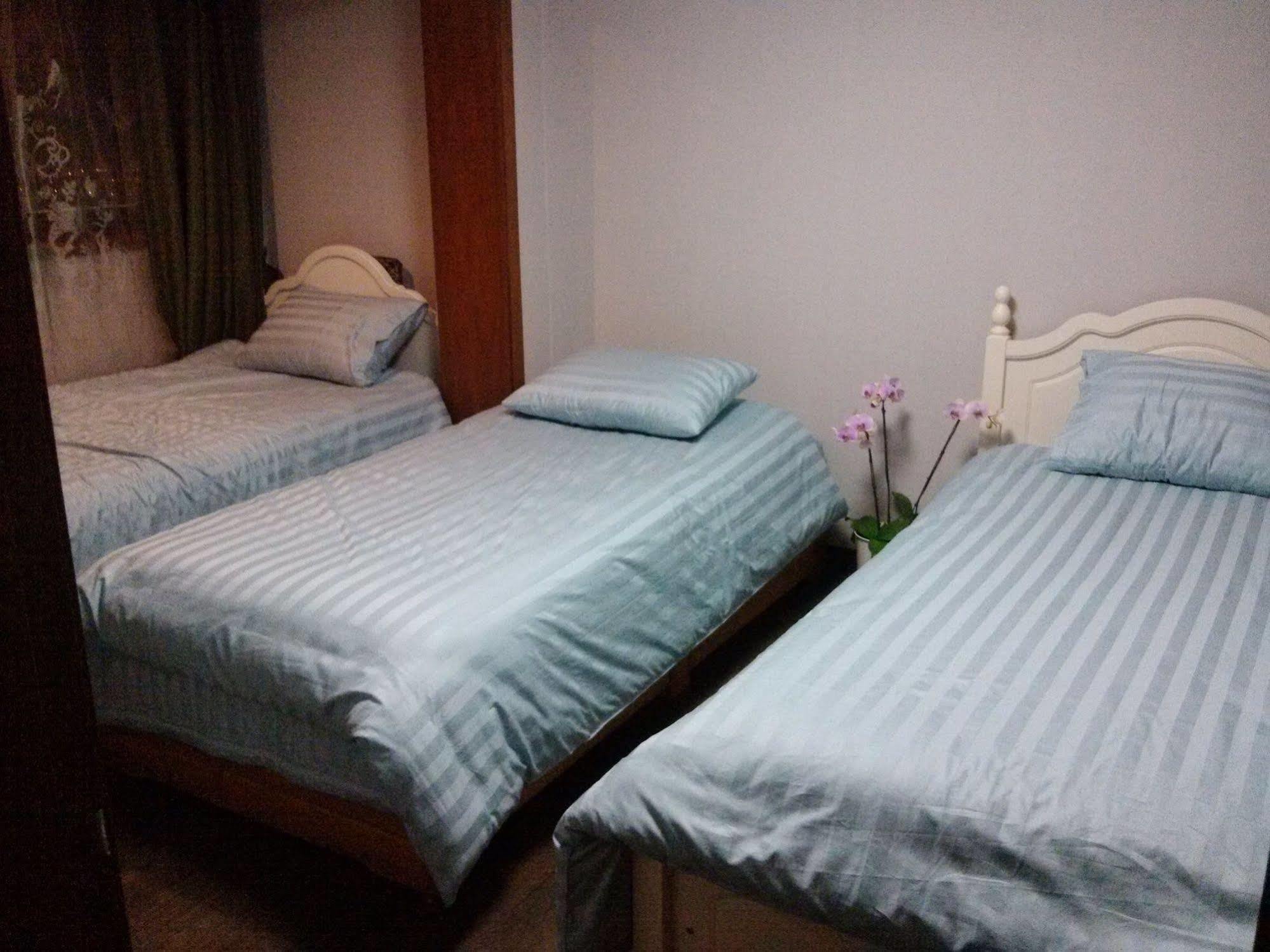 K Star Road Guesthouse - Hostel Сеул Екстер'єр фото