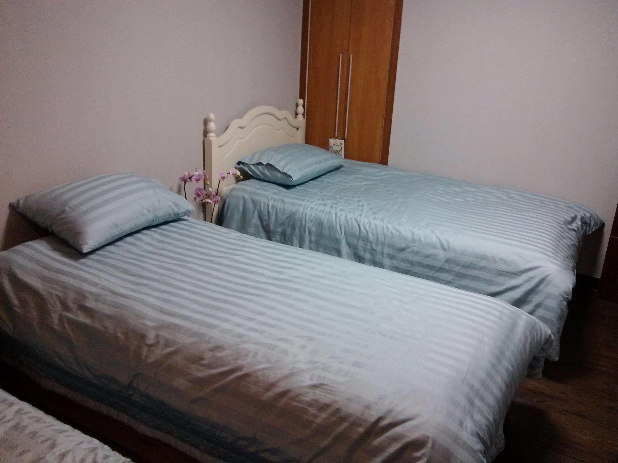 K Star Road Guesthouse - Hostel Сеул Екстер'єр фото