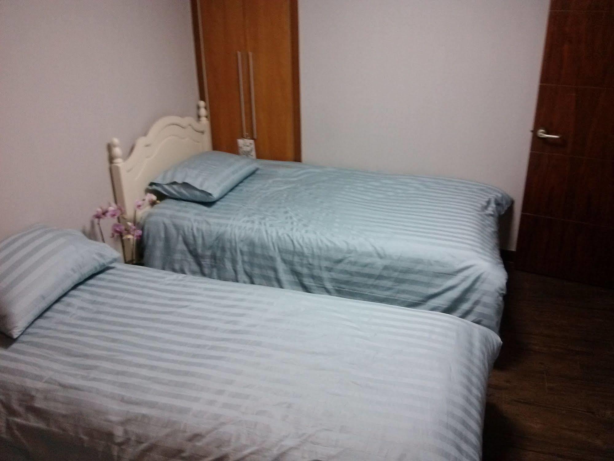 K Star Road Guesthouse - Hostel Сеул Екстер'єр фото
