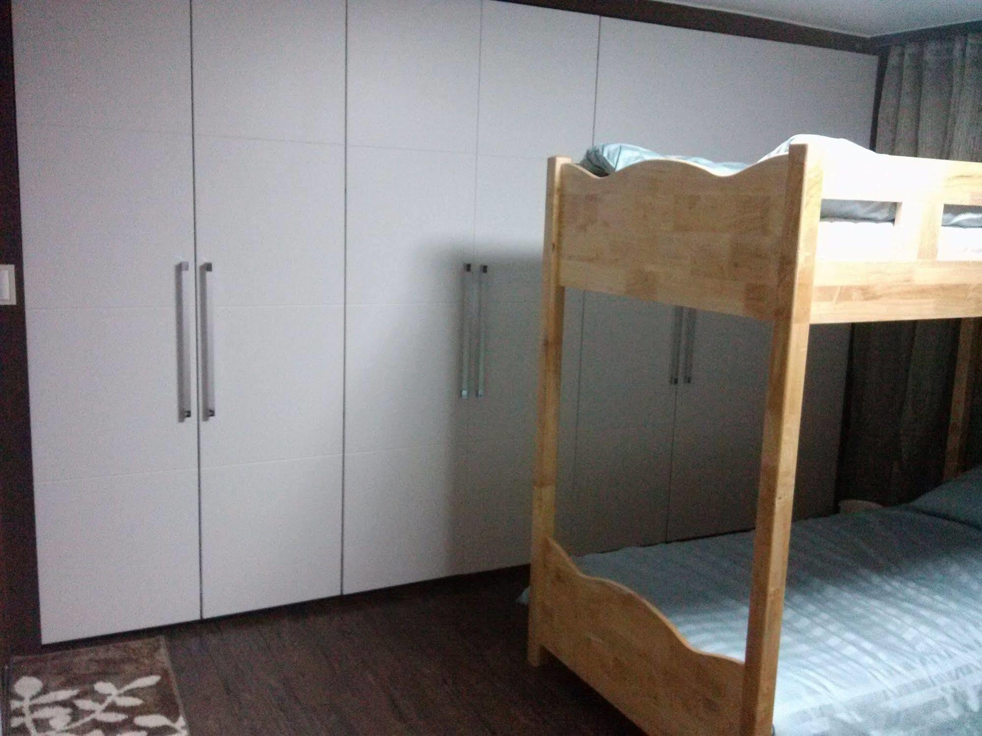 K Star Road Guesthouse - Hostel Сеул Екстер'єр фото