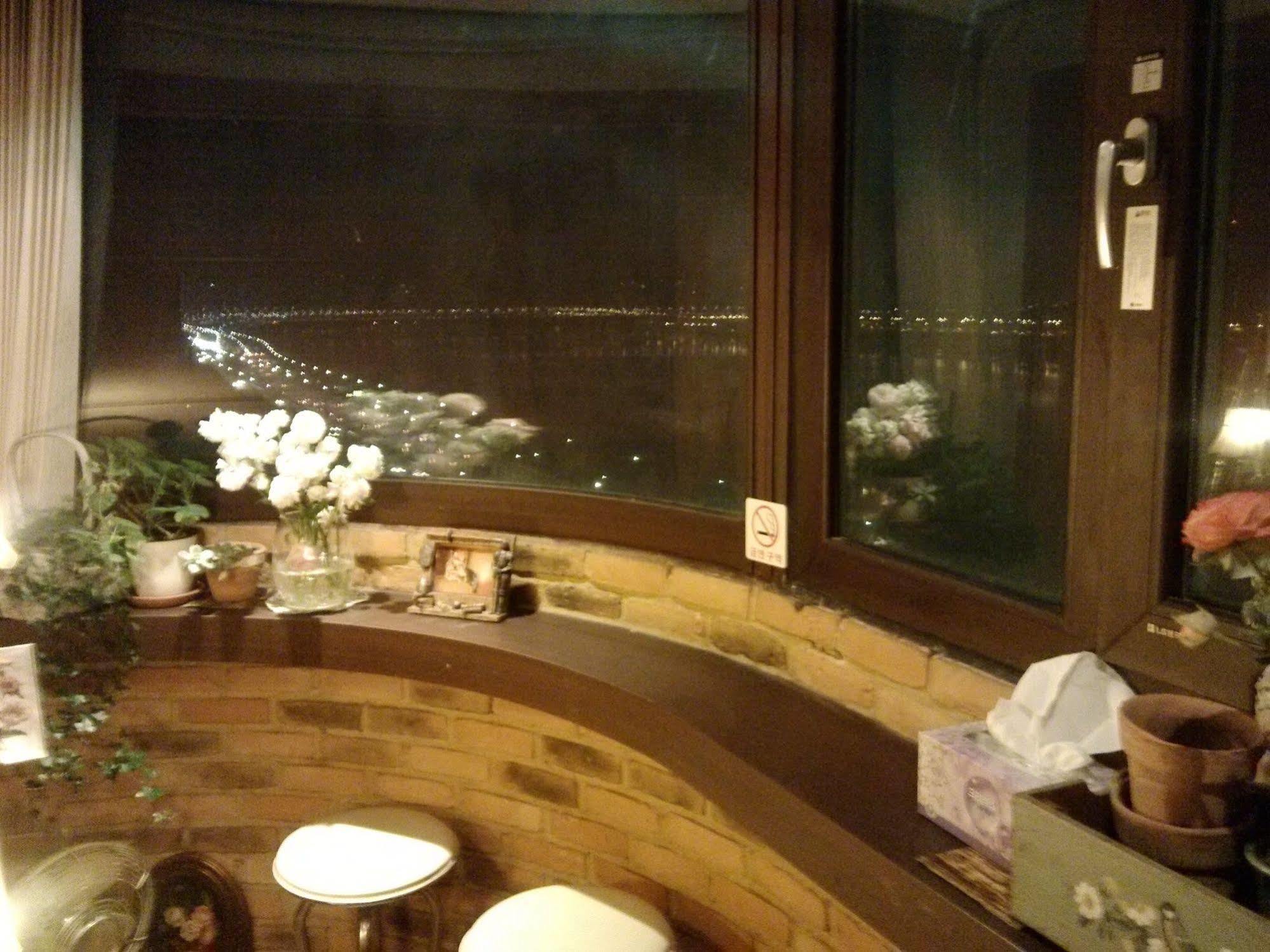K Star Road Guesthouse - Hostel Сеул Екстер'єр фото